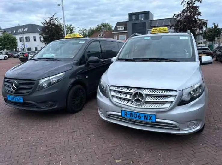 Twee Mercedes Vito taxibussen van Taxi Centrale Loon op Zand